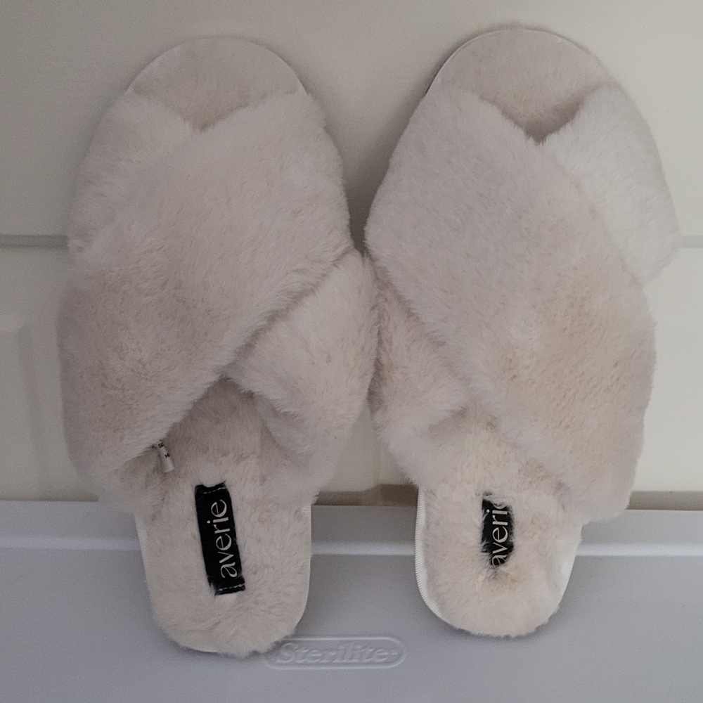 Averie Fluffy Crossover Slippers-NWOT very soft and anti-slip sole. Small